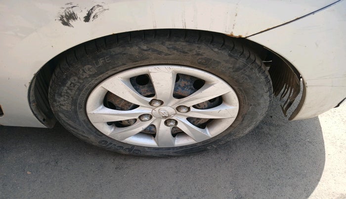 2011 Hyundai Eon ERA, Petrol, Manual, 1,03,219 km, tyre