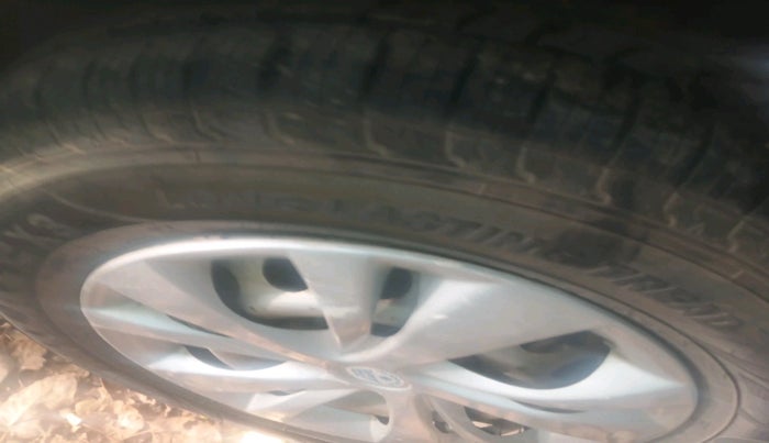 2015 Maruti Swift LXI, Petrol, Manual, 89,424 km, tyre