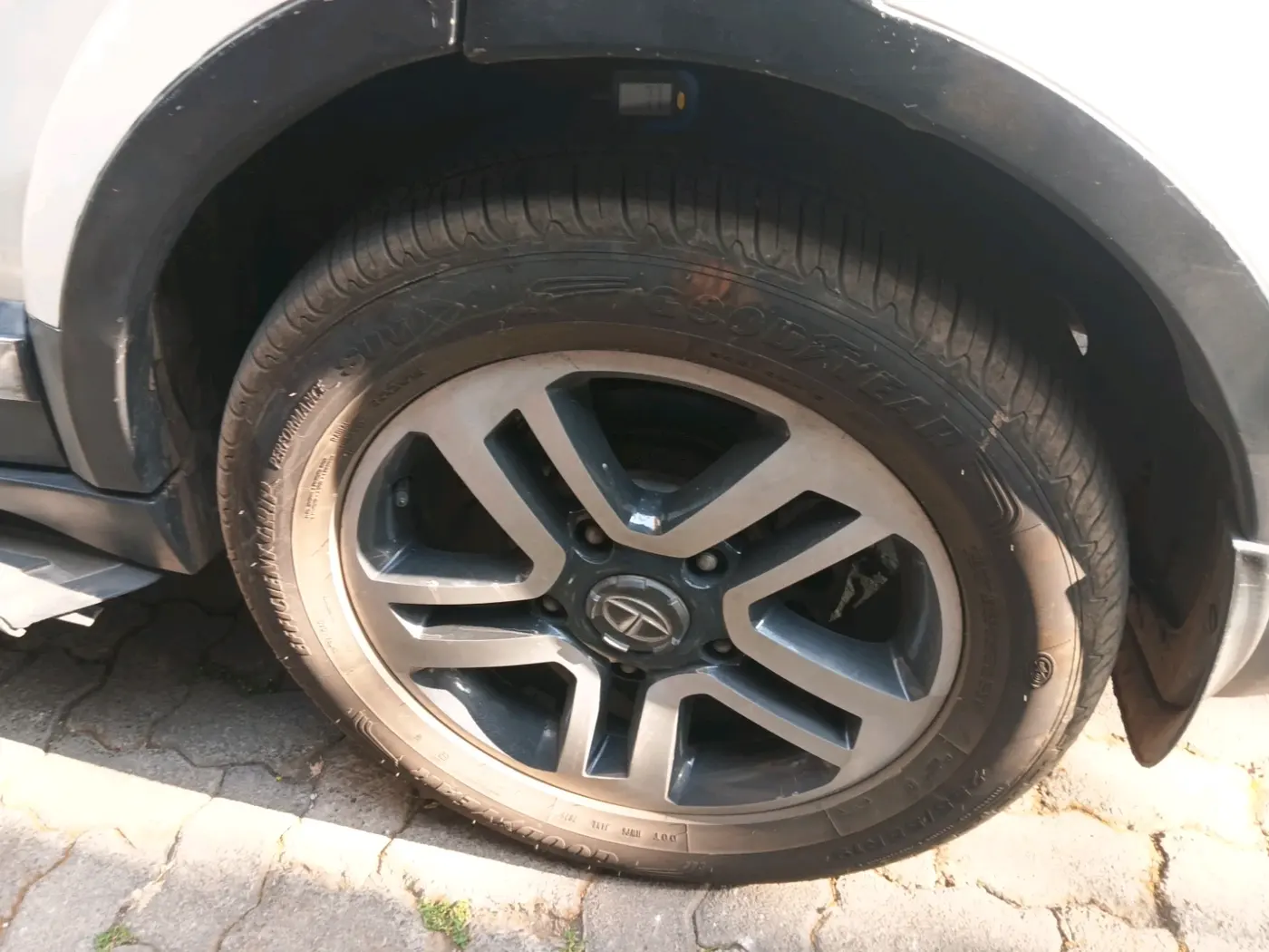 2017 Tata Hexa XTA 4X2 7 STR, Diesel, Automatic, 71,510 km, tyre