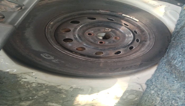 2006 Maruti Swift LXI 1.3, Petrol, Manual, 2,12,905 km, tyre