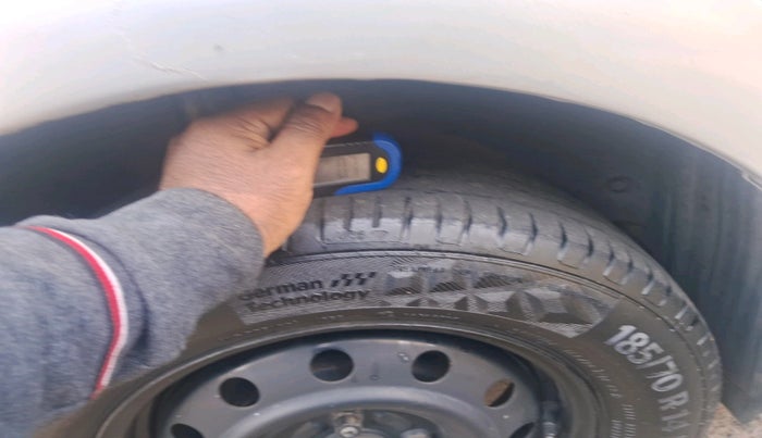 2006 Maruti Swift LXI 1.3, Petrol, Manual, 2,12,905 km, tyre