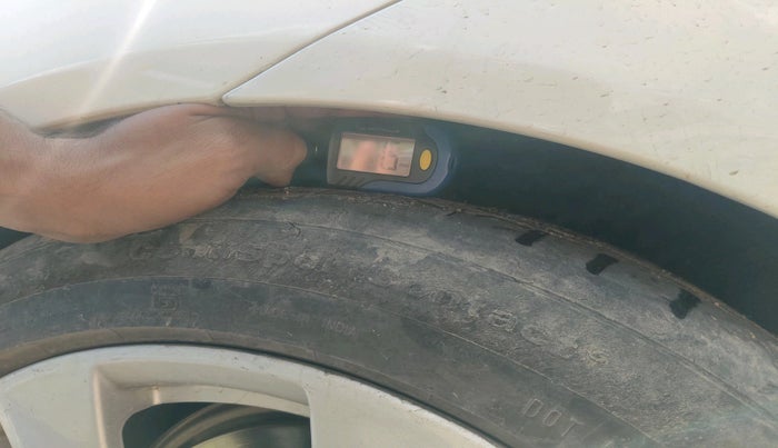 2012 Mercedes Benz C Class 220 BlueEfficiency, Diesel, Automatic, 1,06,271 km, tyre