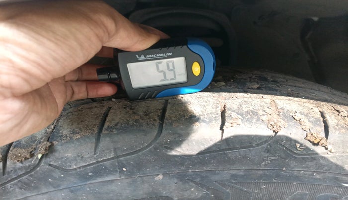 2016 Toyota Innova Crysta 2.4 VX 8 STR, Diesel, Manual, 1,49,864 km, tyre