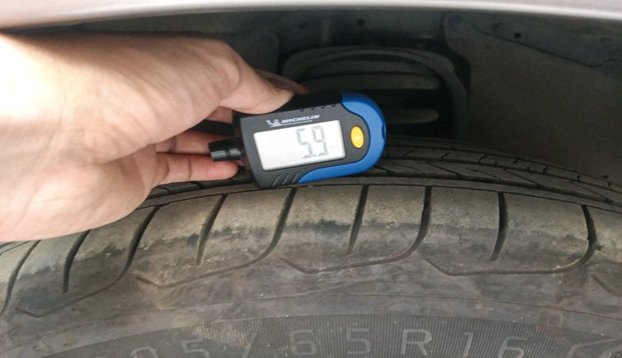 2016 Toyota Innova Crysta 2.4 VX 8 STR, Diesel, Manual, 1,49,864 km, tyre