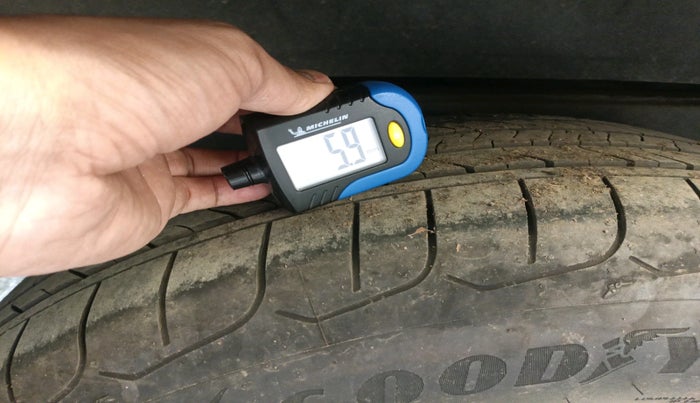 2016 Toyota Innova Crysta 2.4 VX 8 STR, Diesel, Manual, 1,49,864 km, tyre