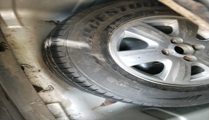 2011 Maruti Swift Dzire ZXI, Petrol, Manual, 2,49,321 km, tyre