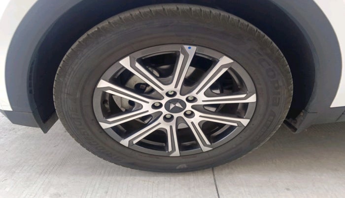 2025 Mahindra XUV700 AX 7 LUXURY P AT 7 STR, Petrol, Automatic, 8,212 km, tyre