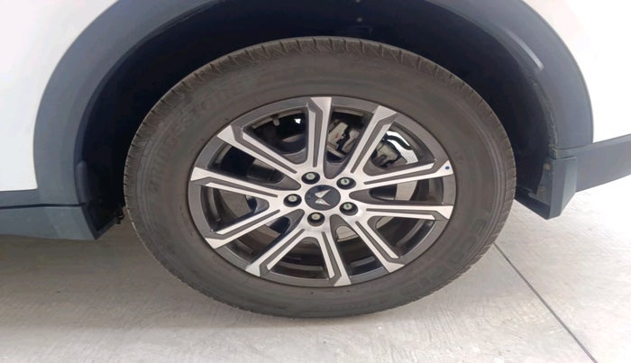 2025 Mahindra XUV700 AX 7 LUXURY P AT 7 STR, Petrol, Automatic, 8,212 km, tyre