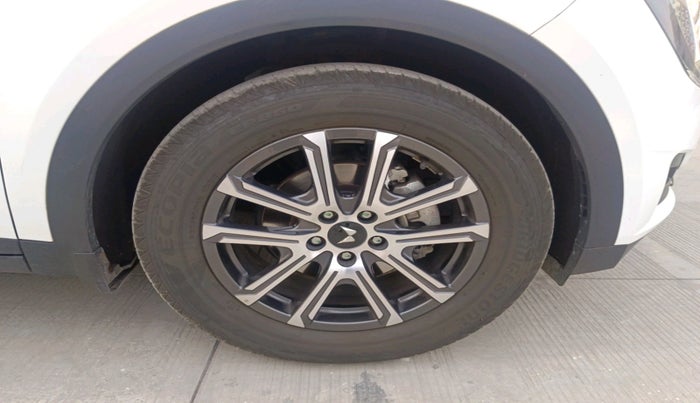 2025 Mahindra XUV700 AX 7 LUXURY P AT 7 STR, Petrol, Automatic, 8,212 km, tyre