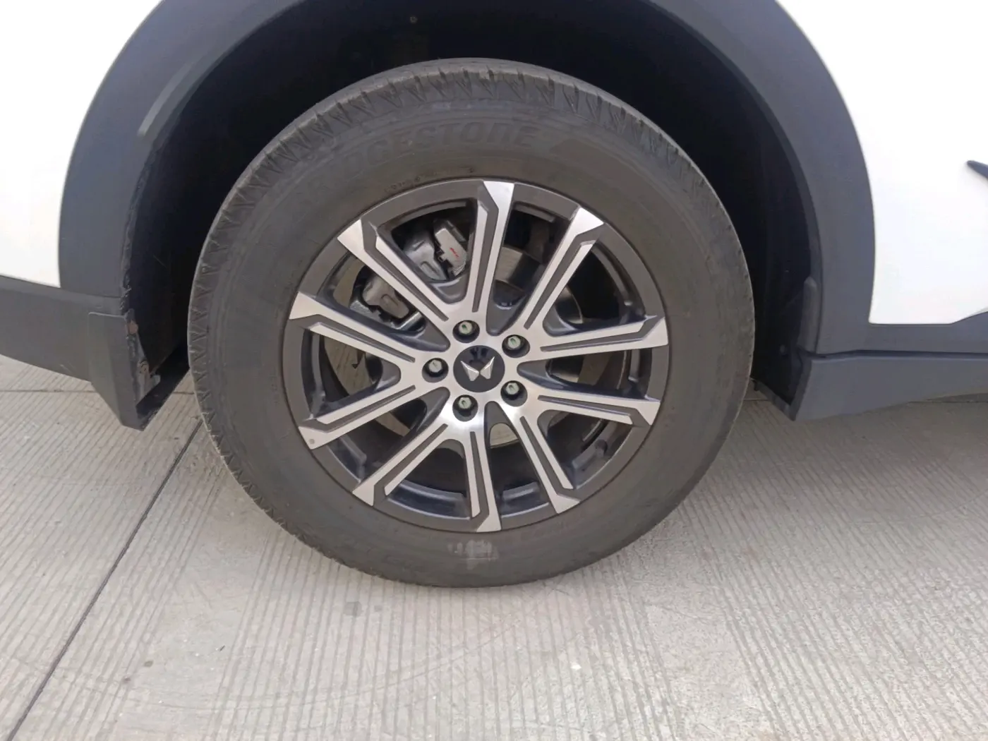 2025 Mahindra XUV700 AX 7 LUXURY P AT 7 STR, Petrol, Automatic, 8,212 km, tyre