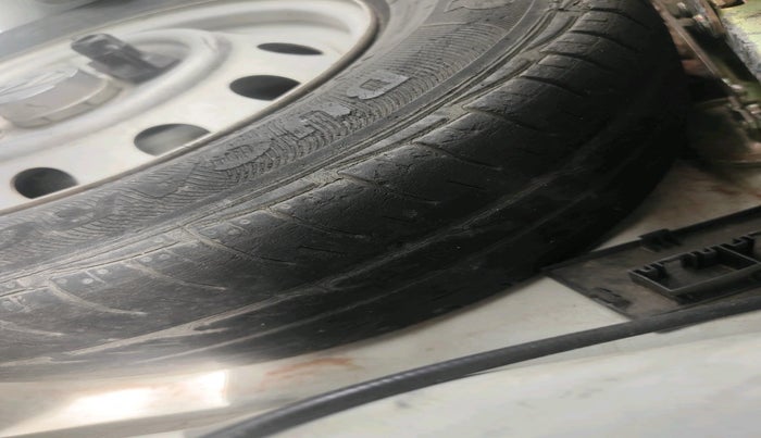 2014 Hyundai Eon ERA +, Petrol, Manual, 44,966 km, tyre