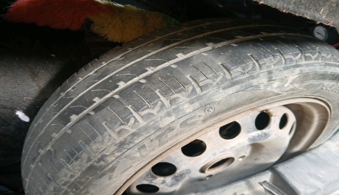 2014 Maruti Wagon R 1.0 VXI, CNG, Manual, 82,271 km, tyre