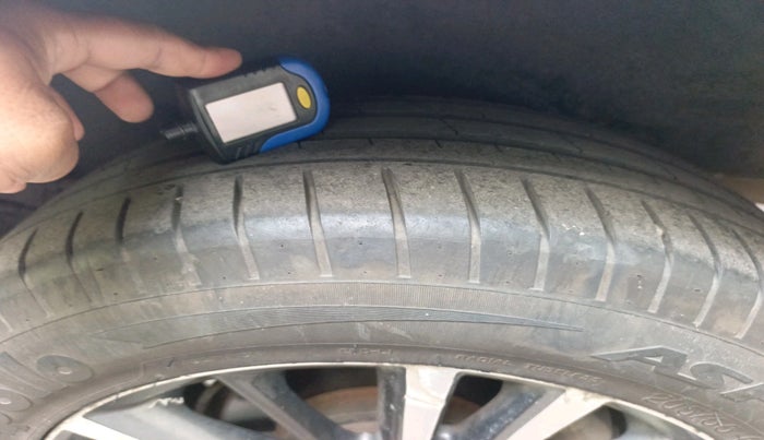 2018 Toyota Corolla Altis VL CVT PETROL, Petrol, Automatic, 1,05,142 km, tyre