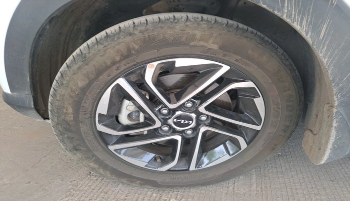 2022 KIA CARENS PRESTIGE PLUS 1.4 PETROL 7 STR, Petrol, Manual, 34,804 km, tyre