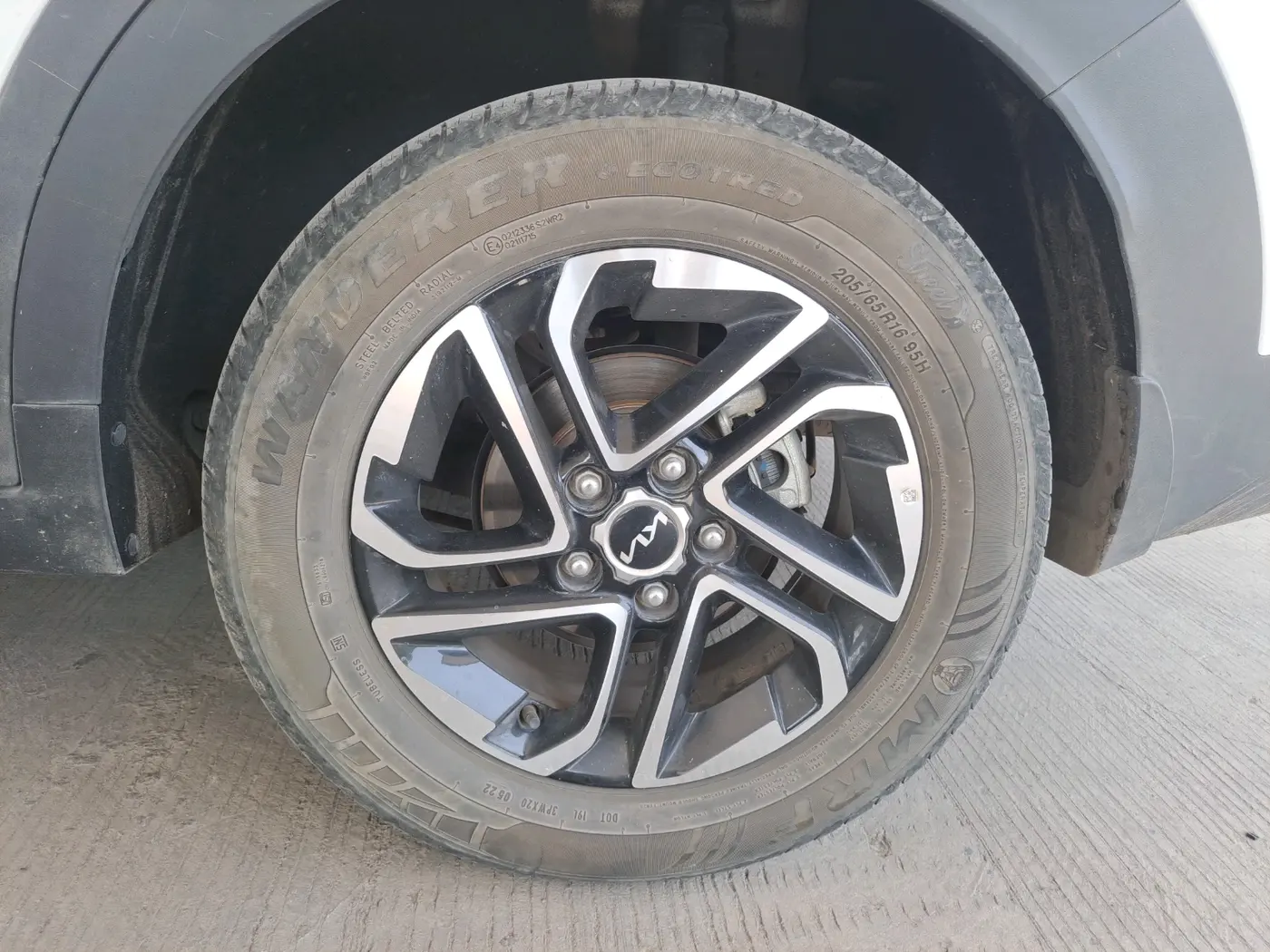 2022 KIA CARENS PRESTIGE PLUS 1.4 PETROL 7 STR, Petrol, Manual, 34,804 km, tyre