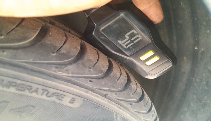 2016 Volkswagen Vento HIGHLINE 1.5 AT, Diesel, Automatic, 1,71,949 km, tyre