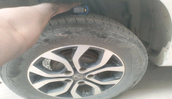 2015 Nissan Terrano XL O (D), Diesel, Manual, 1,17,589 km, tyre