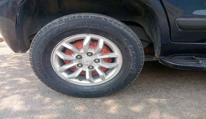 2016 Mahindra TUV300 T8, Diesel, Manual, 1,32,866 km, tyre