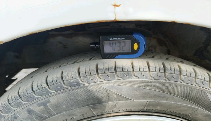 2015 Hyundai Eon ERA +, Petrol, Manual, 82,825 km, tyre