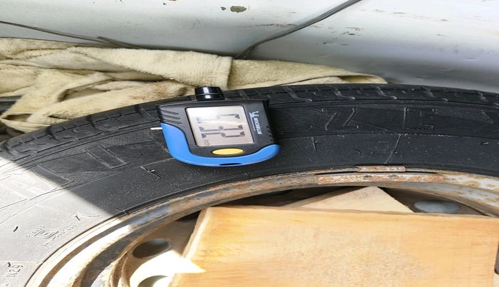 2015 Hyundai Eon ERA +, Petrol, Manual, 82,825 km, tyre