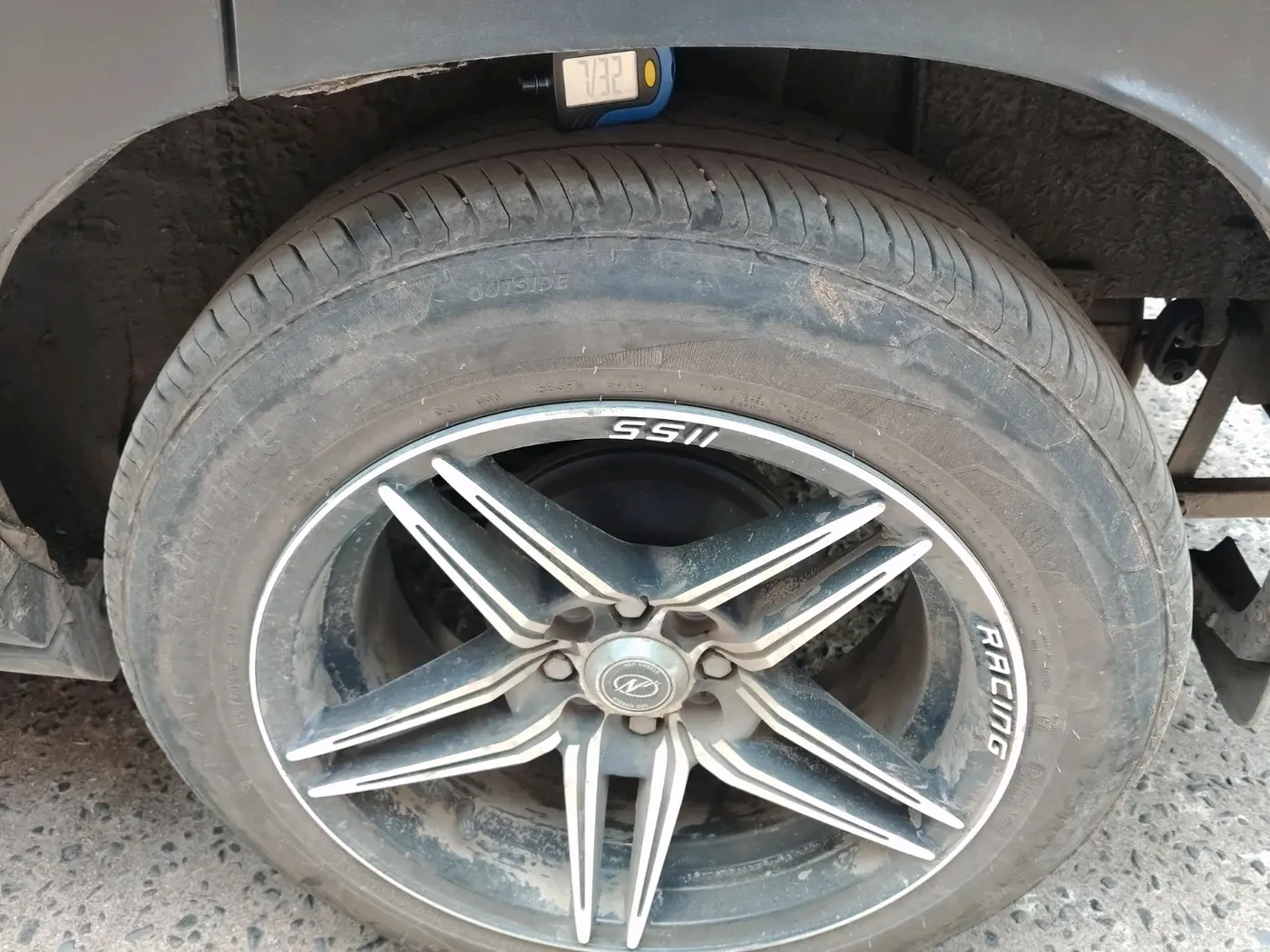 2024 Nissan MAGNITE  XE AMT EZ Shift, CNG, Automatic, 10,482 km, tyre