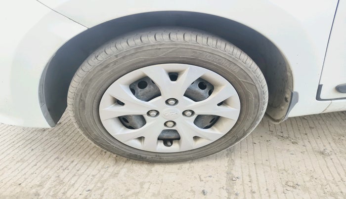 2017 Hyundai Grand i10 SPORTZ 1.2 KAPPA VTVT, CNG, Manual, 82,698 km, tyre