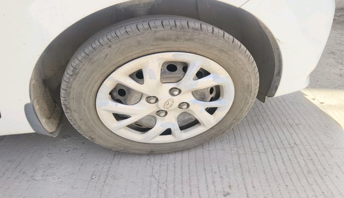 2017 Hyundai Grand i10 SPORTZ 1.2 KAPPA VTVT, CNG, Manual, 82,698 km, tyre