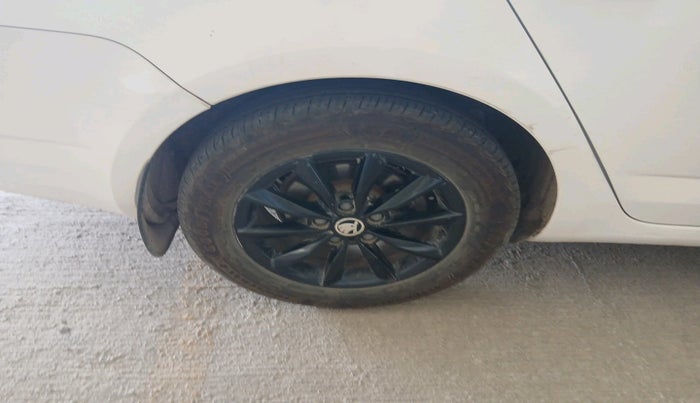 2017 Skoda Octavia STYLE PLUS AT 1.8 TSI, Petrol, Automatic, 49,383 km, tyre