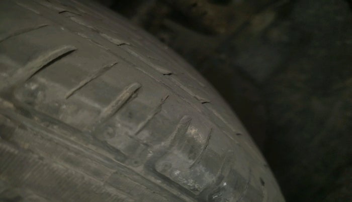 2013 Volkswagen Polo HIGHLINE DIESEL, Diesel, Manual, 1,23,153 km, tyre