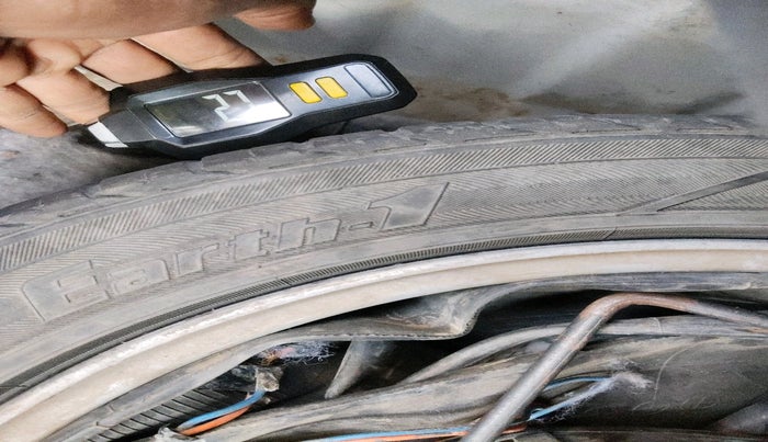 2011 Hyundai Verna FLUIDIC 1.6 CRDI SX OPT, Diesel, Manual, 1,04,235 km, tyre