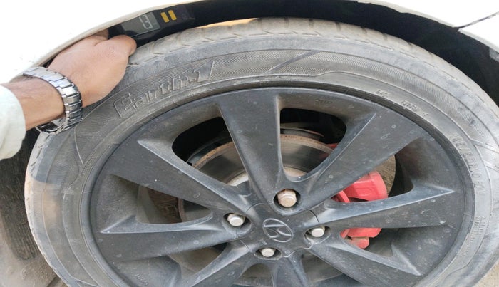 2011 Hyundai Verna FLUIDIC 1.6 CRDI SX OPT, Diesel, Manual, 1,04,235 km, tyre