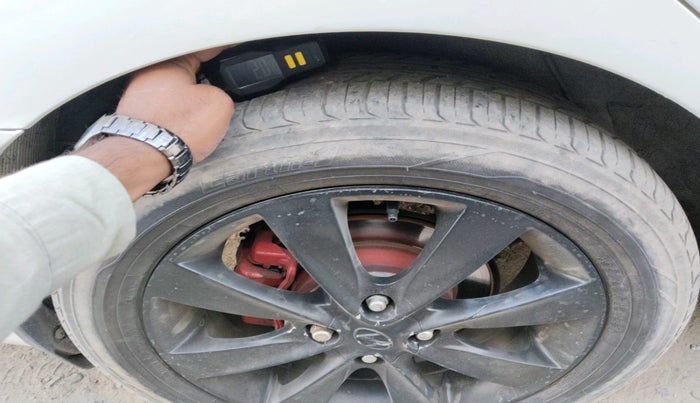 2011 Hyundai Verna FLUIDIC 1.6 CRDI SX OPT, Diesel, Manual, 1,04,235 km, tyre