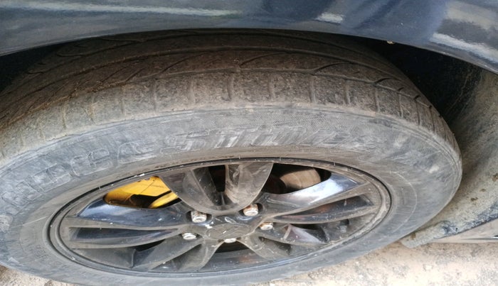 2015 Chevrolet Cruze LT, Diesel, Manual, 1,32,389 km, tyre