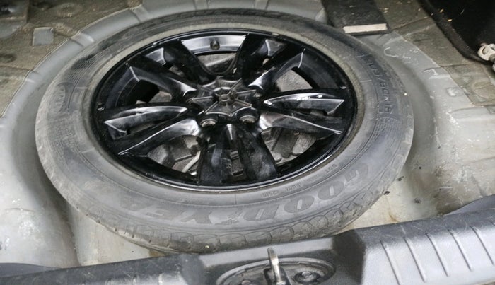 2015 Chevrolet Cruze LT, Diesel, Manual, 1,32,389 km, tyre