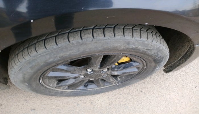 2015 Chevrolet Cruze LT, Diesel, Manual, 1,32,389 km, tyre