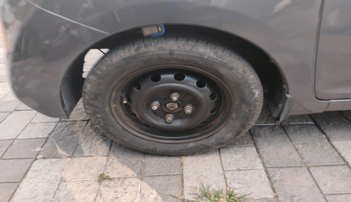 2017 Hyundai Eon MAGNA +, Petrol, Manual, 1,20,940 km, tyre