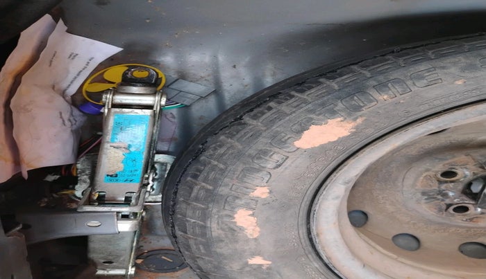 2017 Hyundai Eon MAGNA +, Petrol, Manual, 1,20,940 km, tyre