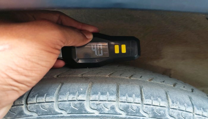 2017 Maruti Omni 5 STR, CNG, Manual, 63,032 km, tyre