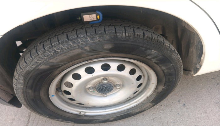 2016 Maruti Swift LXI (O), Petrol, Manual, 64,004 km, tyre