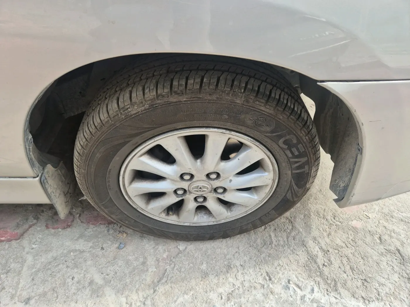 2014 Toyota Innova 2.5 VX 8 STR, Diesel, Manual, 1,36,218 km, tyre