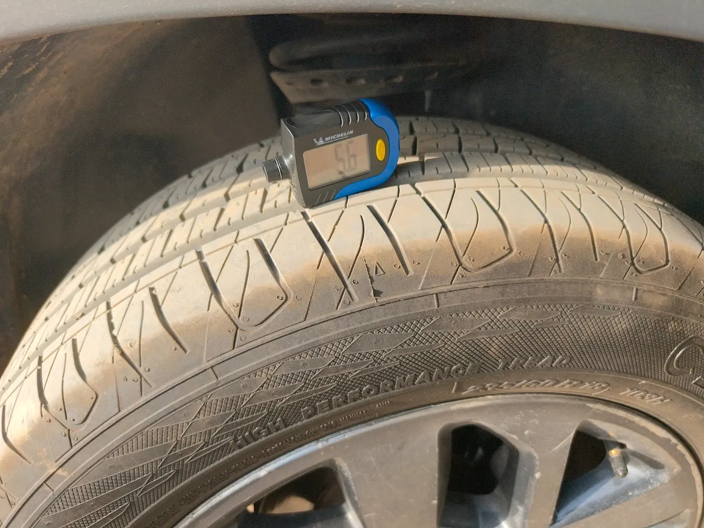 2021 Tata Harrier XZA PLUS 2.0L, Diesel, Automatic, 1,22,348 km, tyre