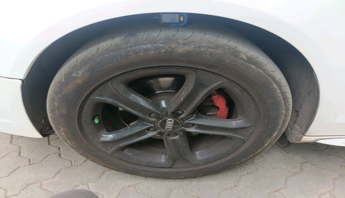 2014 Audi A4 2.0 TDI Multitronic, Diesel, Automatic, 1,40,361 km, tyre