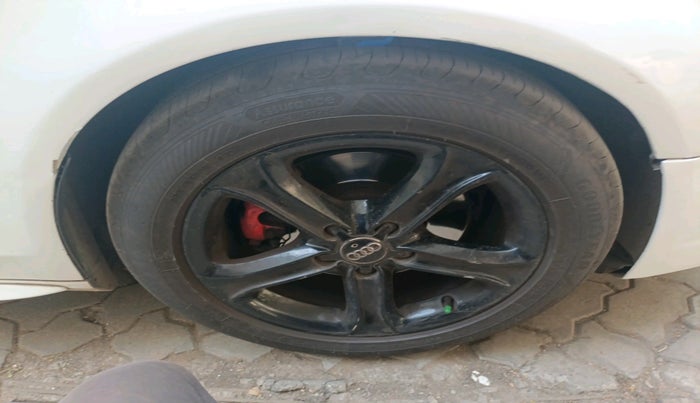 2014 Audi A4 2.0 TDI Multitronic, Diesel, Automatic, 1,40,361 km, tyre