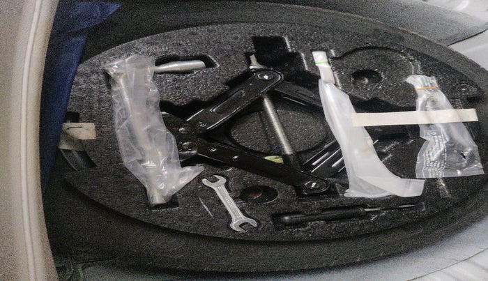 2024 Mahindra XUV 3XO AX5L 1.2 TGDi AT, Petrol, Automatic, 20,163 km, tyre