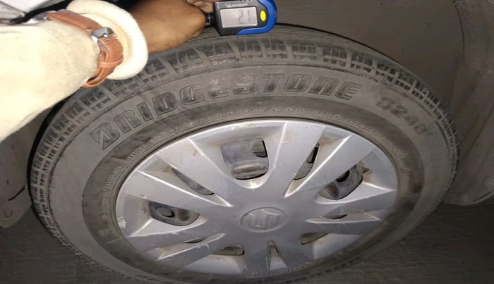 2013 Maruti Swift Dzire VXI, Petrol, Manual, 1,01,762 km, tyre