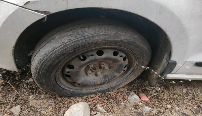 2012 Volkswagen Polo COMFORTLINE 1.2L, Diesel, Manual, 1,23,457 km, tyre