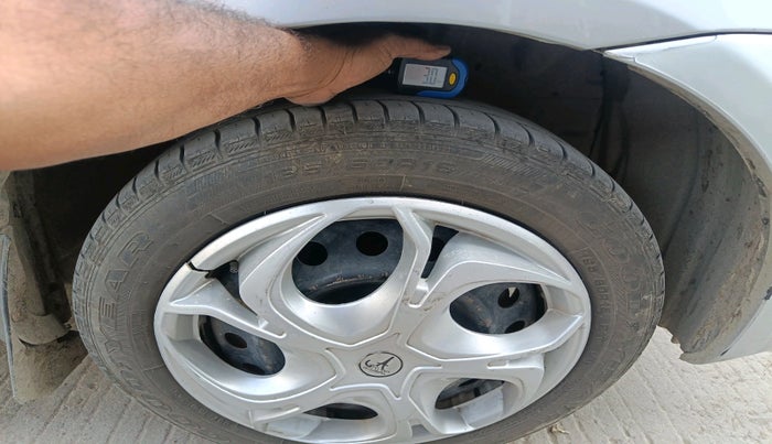 2013 Toyota Etios G, CNG, Manual, 1,66,814 km, tyre