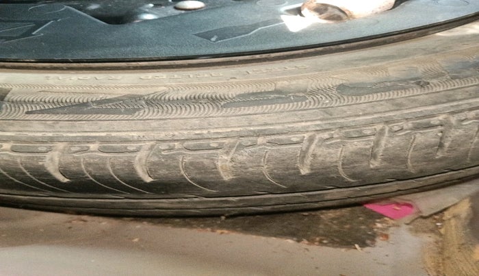 2017 Mahindra Kuv100 K4 6 STR, Petrol, Manual, 41,036 km, tyre