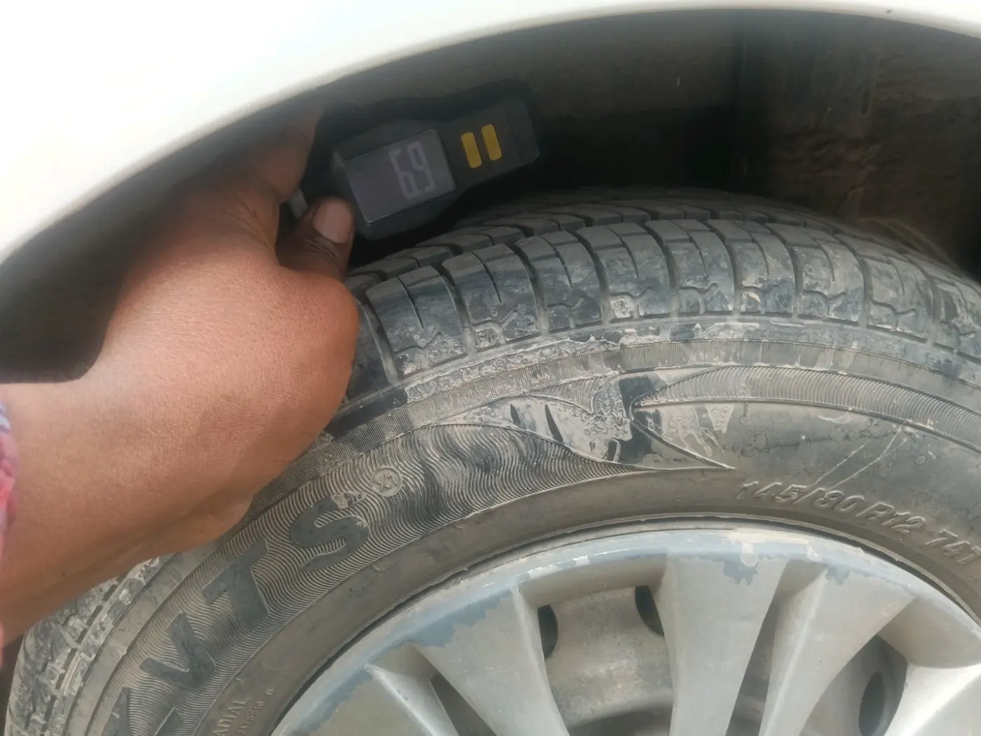 2014 Hyundai Eon ERA +, Petrol, Manual, 1,69,519 km, tyre