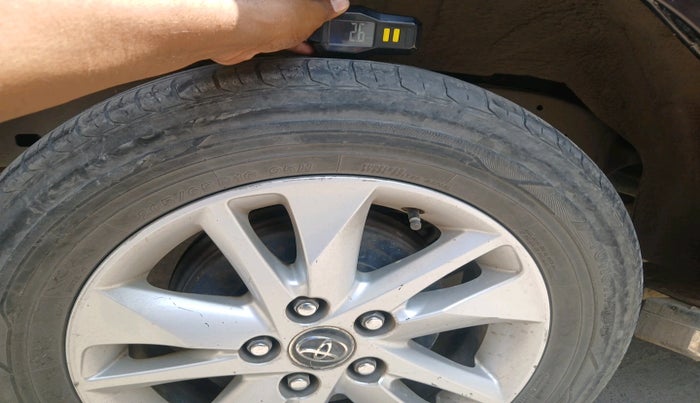 2017 Toyota Innova Crysta 2.8 GX AT 7 STR, Diesel, Automatic, 1,48,984 km, tyre